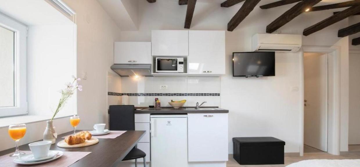 Central Apartments Пула Екстериор снимка