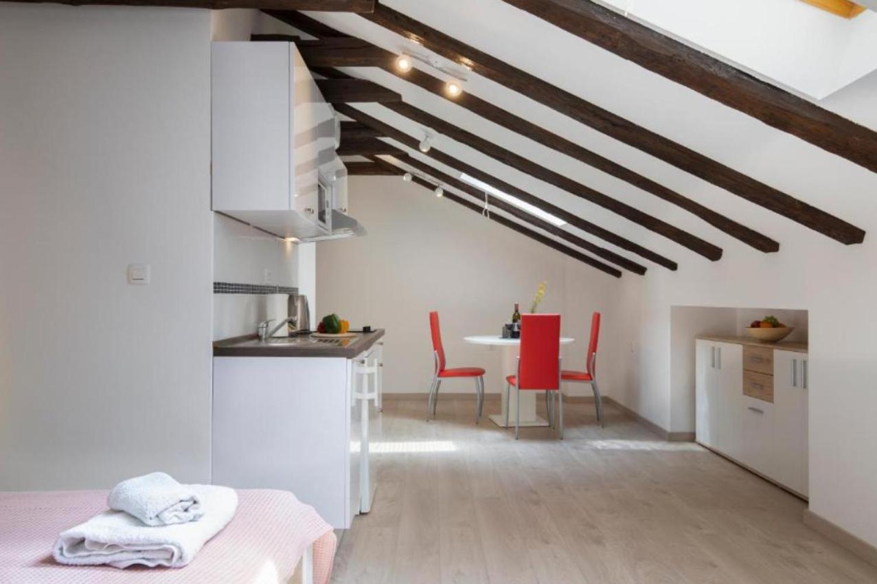 Central Apartments Пула Екстериор снимка