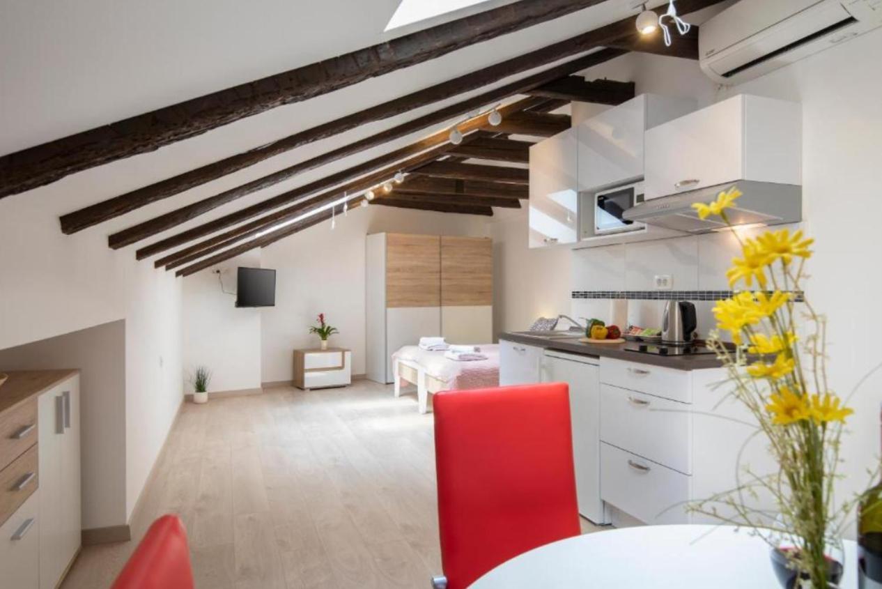 Central Apartments Пула Екстериор снимка